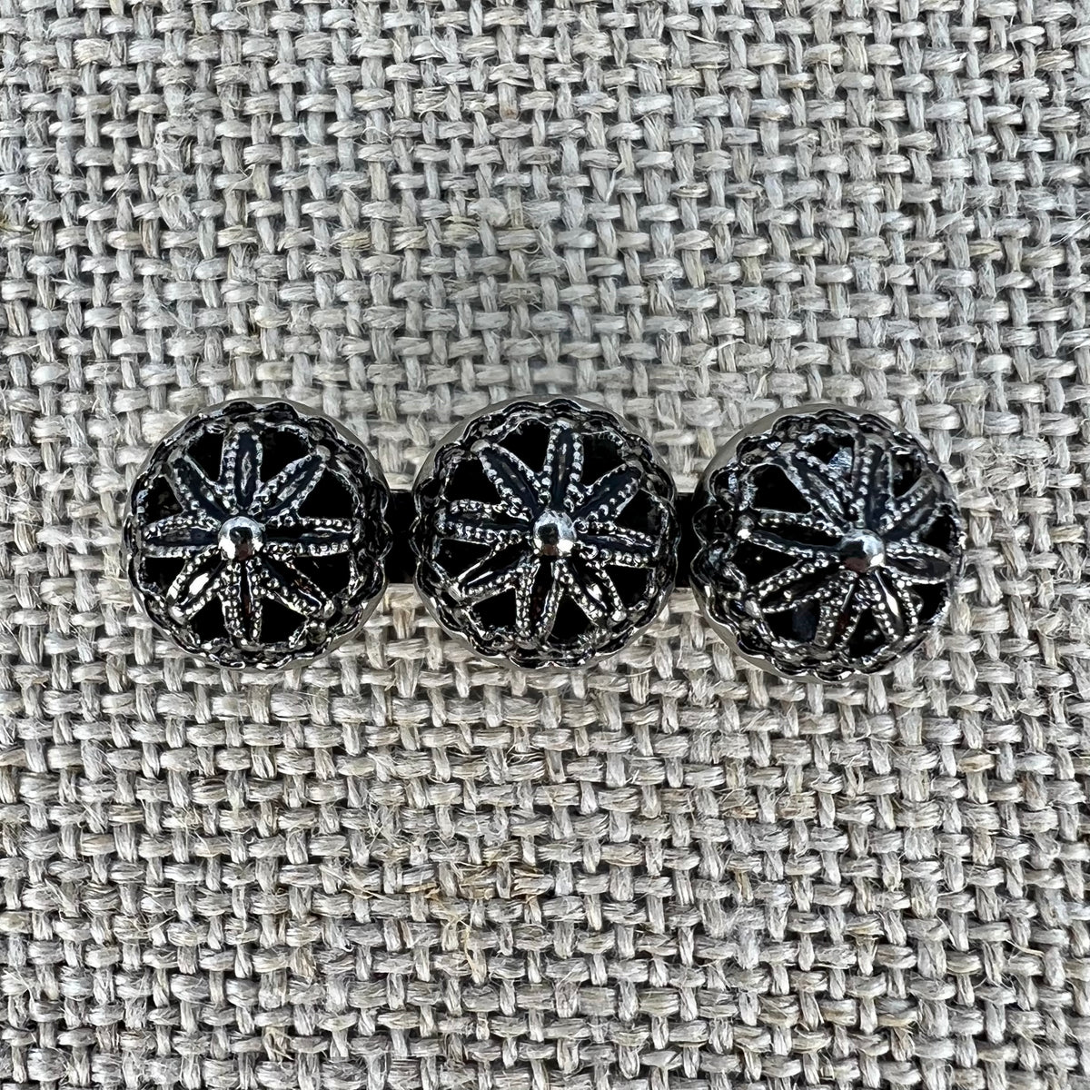 Anstecknadel mit drei filigranen Halbkugeln in Sternform, Altsilber