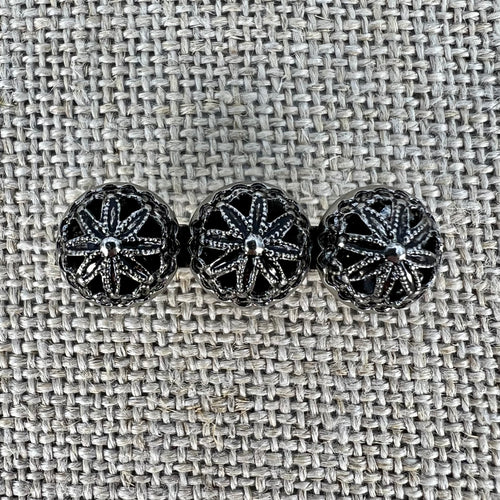 Anstecknadel mit drei filigranen Halbkugeln in Sternform, Altsilber