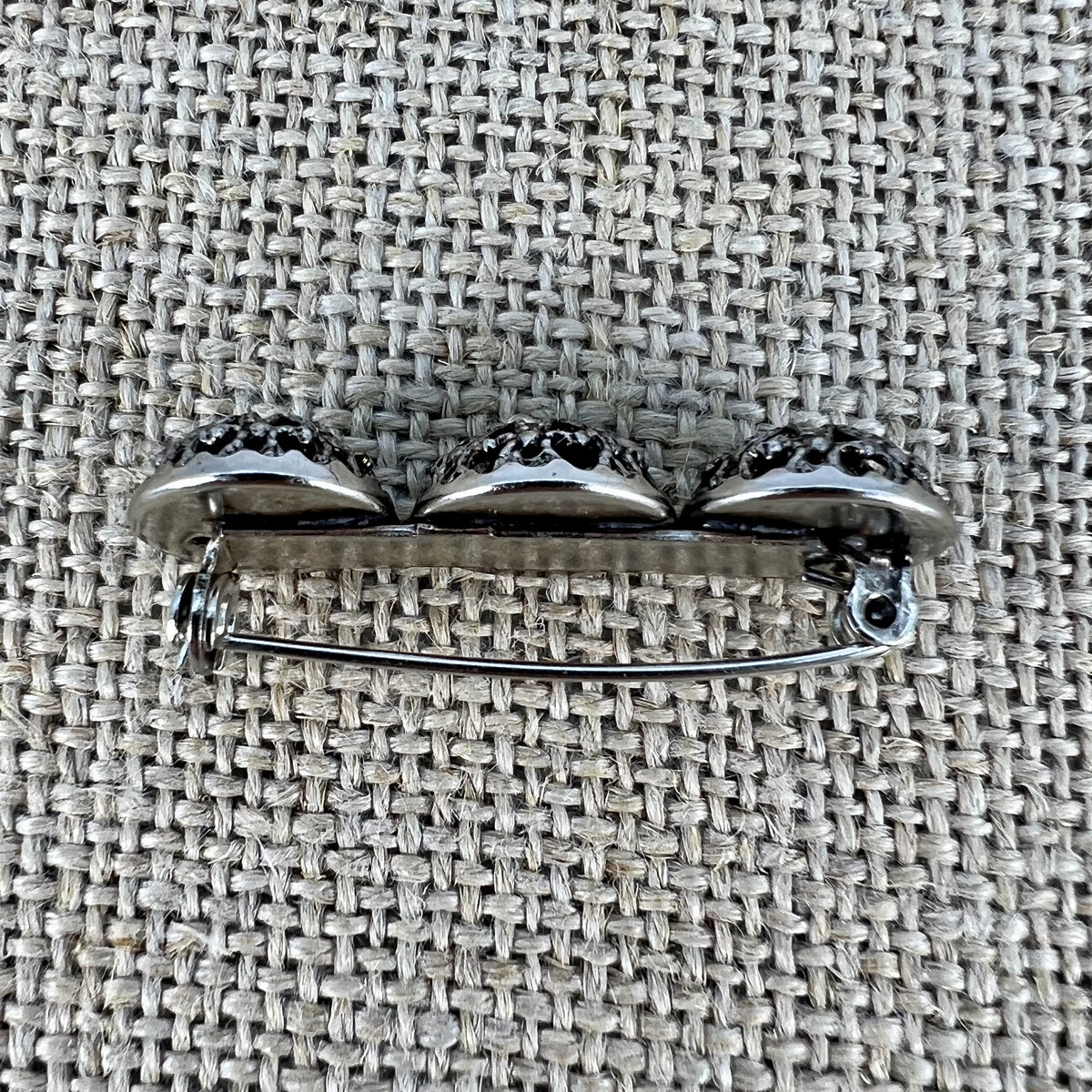 Anstecknadel mit drei filigranen Halbkugeln in Sternform, Altsilber