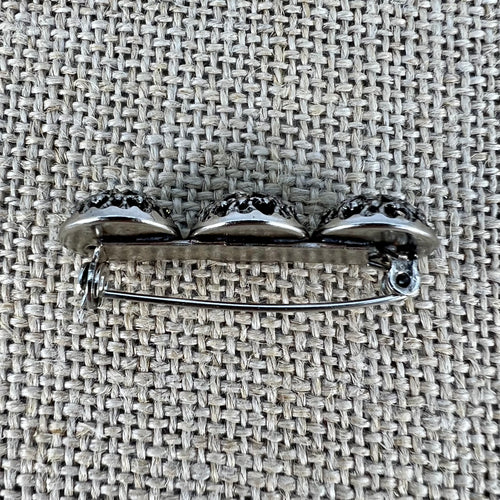 Anstecknadel mit drei filigranen Halbkugeln in Sternform, Altsilber