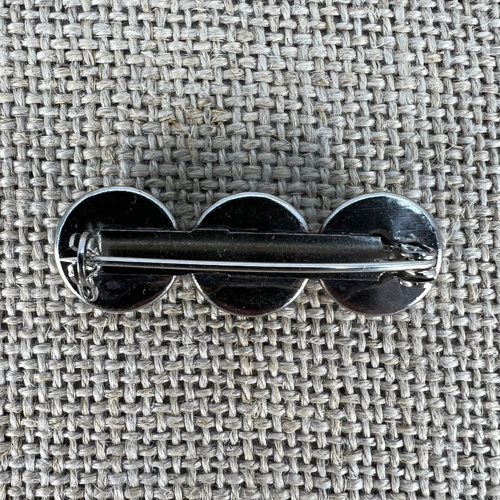 Anstecknadel mit drei filigranen Halbkugeln in Sternform, Altsilber