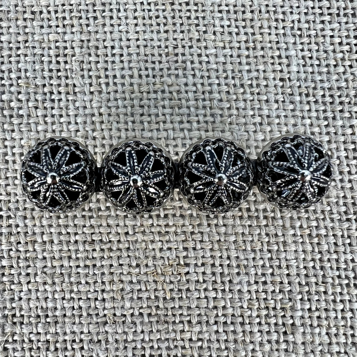Anstecknadel mit vier filigranen Halbkugeln in Altsilber, in Sternform angeordnet