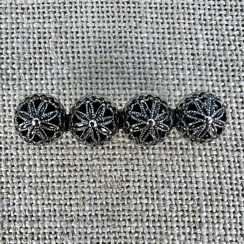 Anstecknadel mit vier filigranen Halbkugeln in Altsilber, in Sternform angeordnet