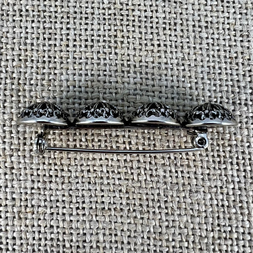 Anstecknadel mit vier filigranen Halbkugeln in Altsilber, in Sternform angeordnet