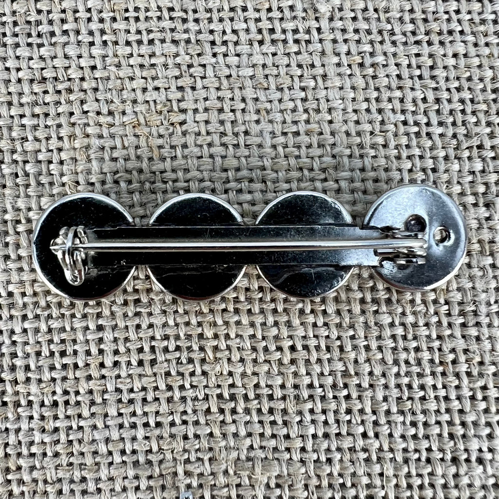 Anstecknadel mit vier filigranen Halbkugeln in Altsilber, in Sternform angeordnet