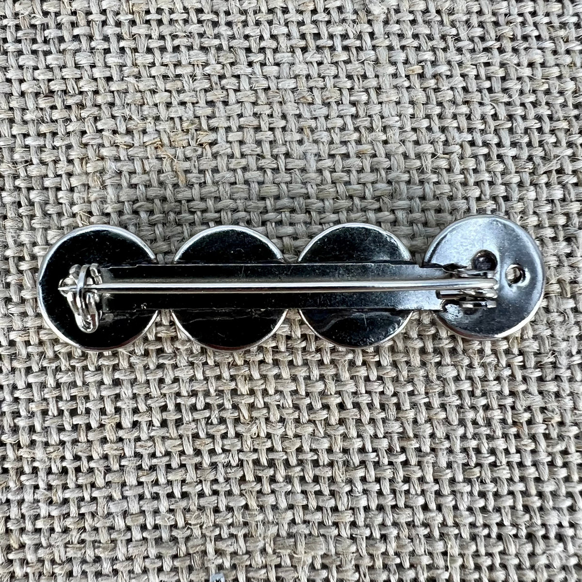Anstecknadel mit vier filigranen Halbkugeln in Altsilber, in Sternform angeordnet