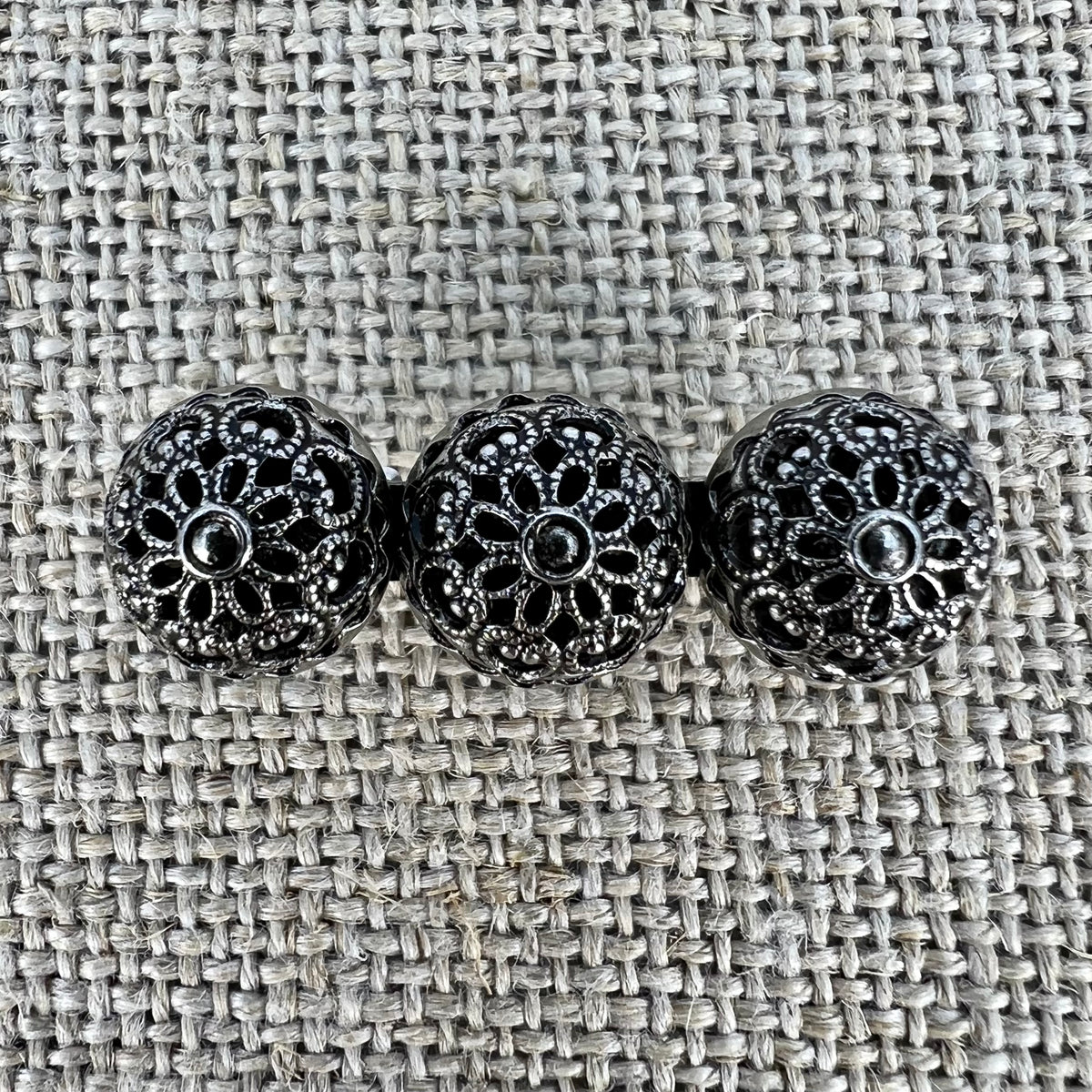 Anstecknadel mit drei blumigen Halbkugeln in Altsilber