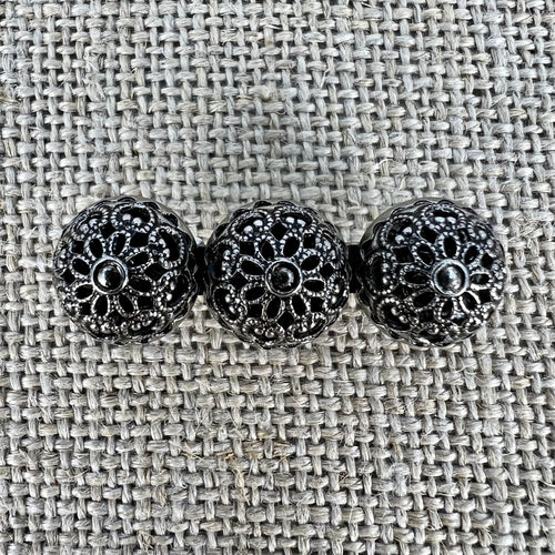 Anstecknadel mit drei blumigen Halbkugeln in Altsilber