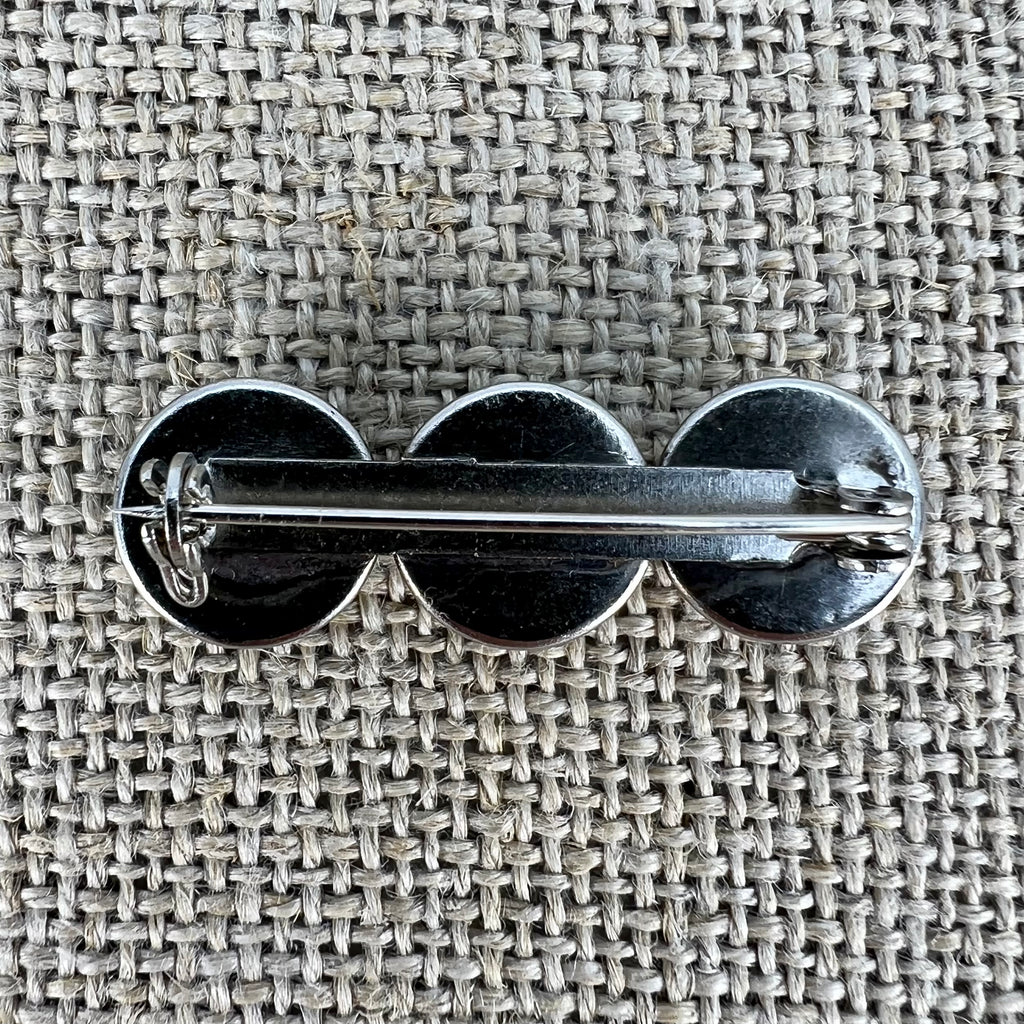 Anstecknadel mit drei blumigen Halbkugeln in Altsilber