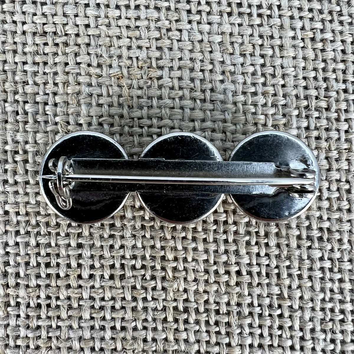Anstecknadel mit drei blumigen Halbkugeln in Altsilber