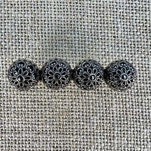 Anstecknadel mit vier filigranen Halbkugeln mit Blumenmuster in Altsilber