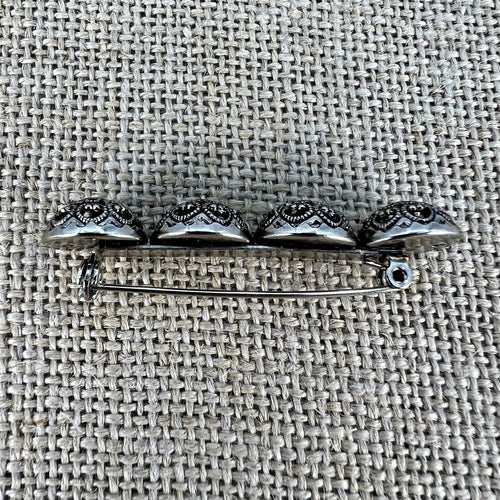 Anstecknadel mit vier filigranen Halbkugeln mit Blumenmuster in Altsilber