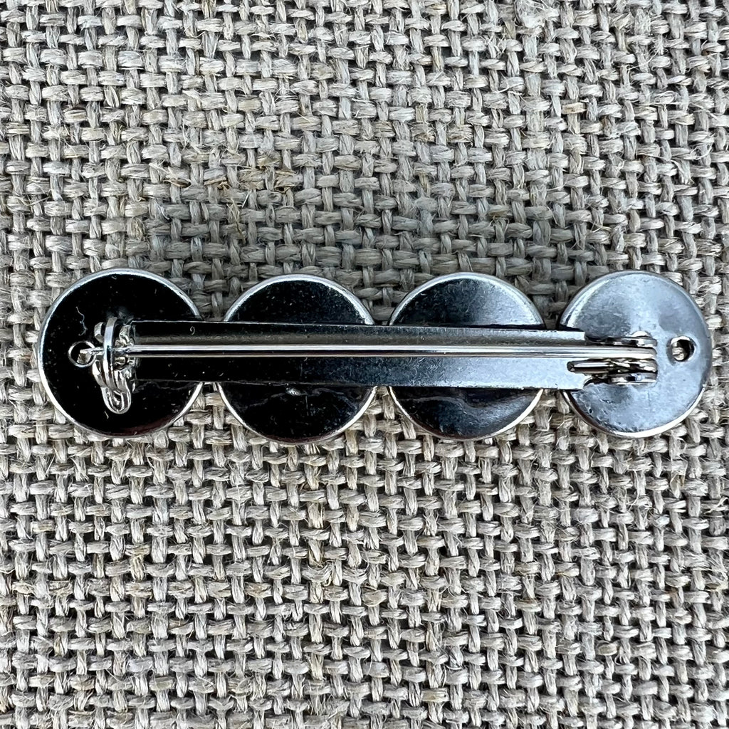 Anstecknadel mit vier filigranen Halbkugeln mit Blumenmuster in Altsilber