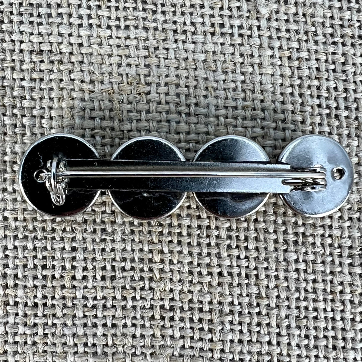 Anstecknadel mit vier filigranen Halbkugeln mit Blumenmuster in Altsilber