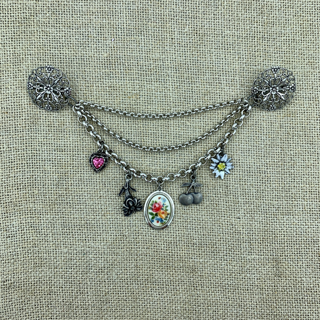 Dreireihiges Dirndl-Charivari „Flora“ mit Blumeneinlage, Herz und Edelweiß