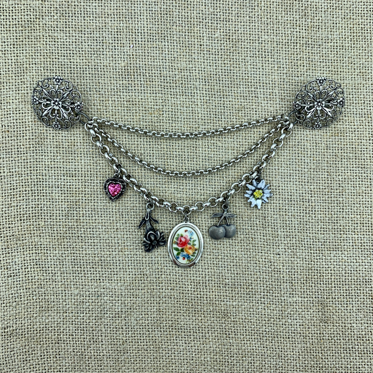 Dreireihiges Dirndl-Charivari „Flora“ mit Blumeneinlage, Herz und Edelweiß