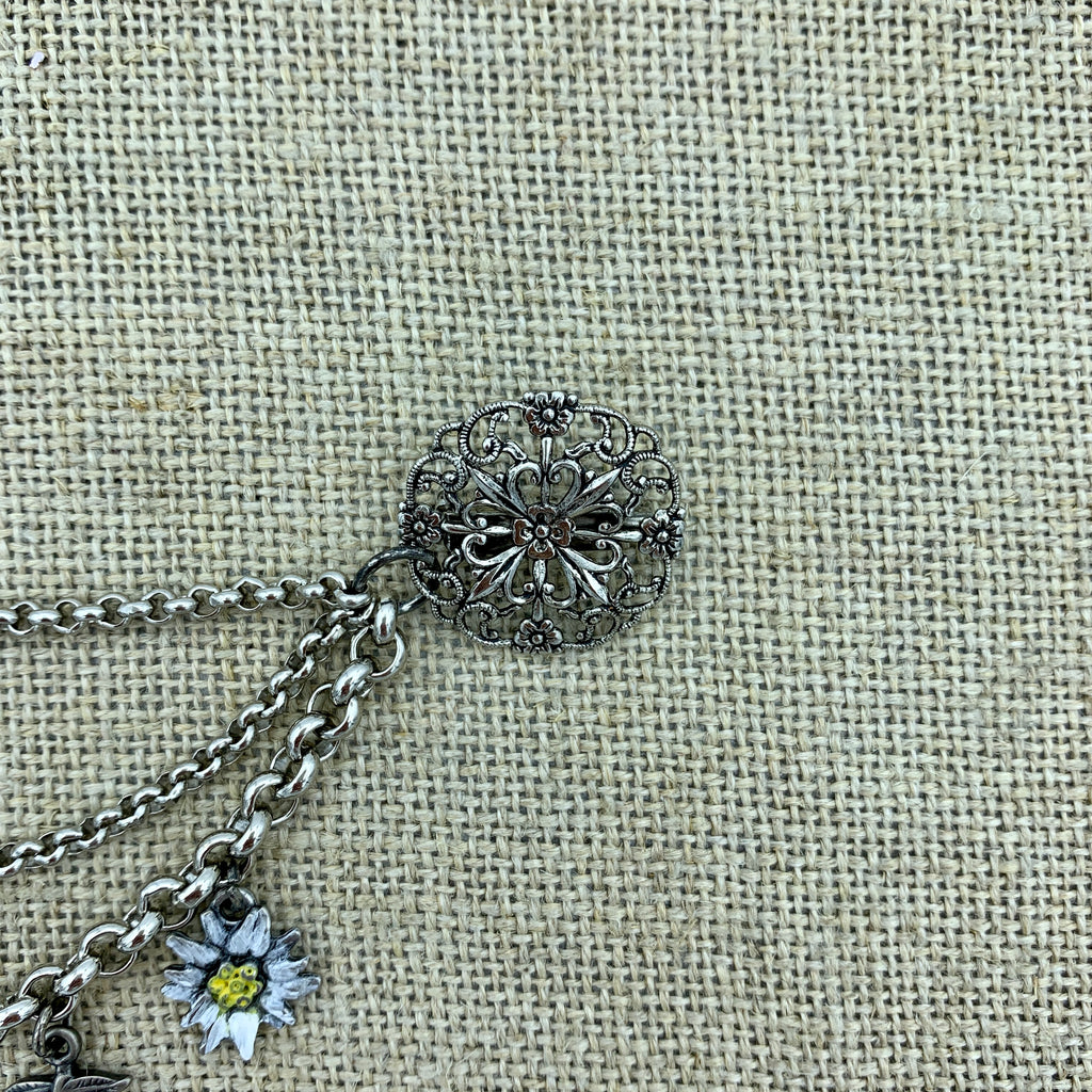 Dreireihiges Dirndl-Charivari „Flora“ mit Blumeneinlage, Herz und Edelweiß