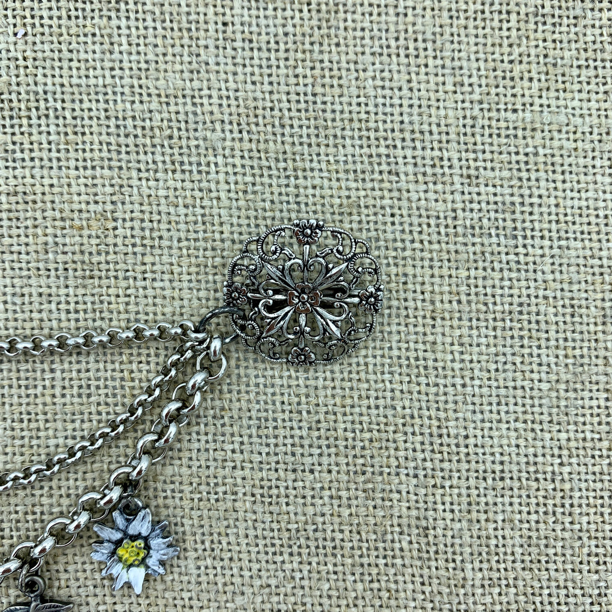 Dreireihiges Dirndl-Charivari „Flora“ mit Blumeneinlage, Herz und Edelweiß