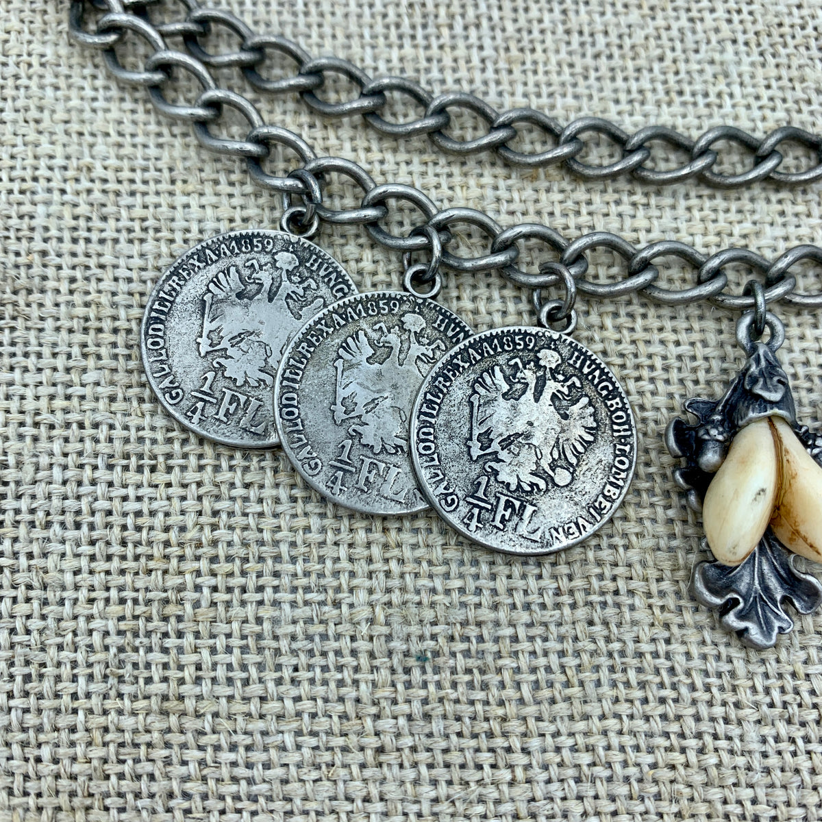 Dirndl-Charivari „Weidmann“, zweireihig mit Grandl-Imitation, Talern, Hornspitz und Eicheln