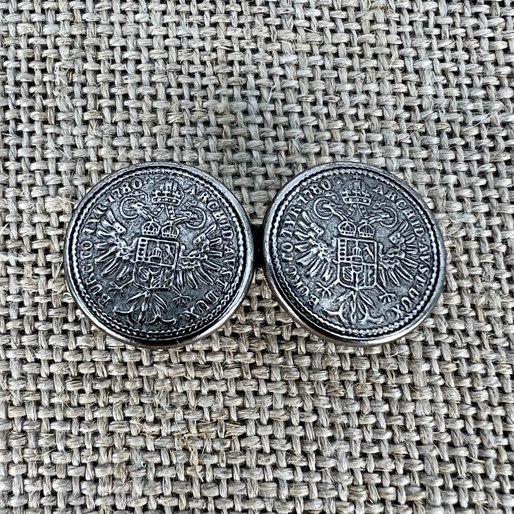 Anstecknadel mit zwei kleinen geprägten Talern in Altsilber