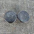 Anstecknadel mit zwei kleinen geprägten Talern in Altsilber