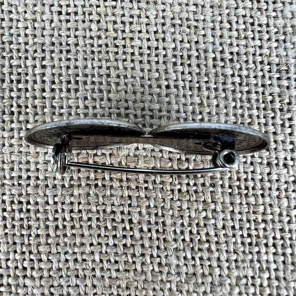 Anstecknadel mit zwei kleinen geprägten Talern in Altsilber