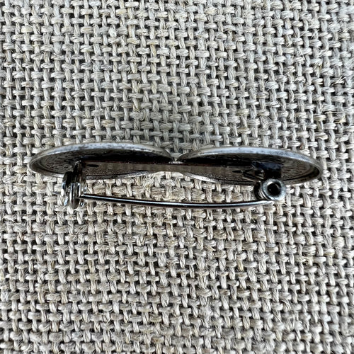 Anstecknadel mit zwei kleinen geprägten Talern in Altsilber