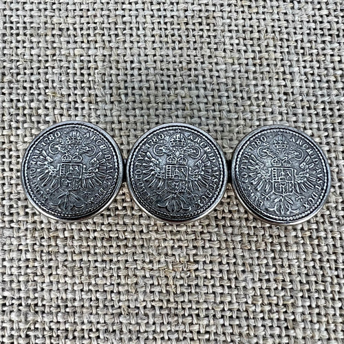 Anstecknadel mit drei kleinen geprägten Talern in Altsilber