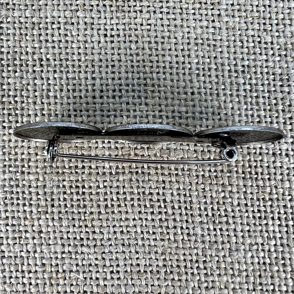 Anstecknadel mit drei kleinen geprägten Talern in Altsilber