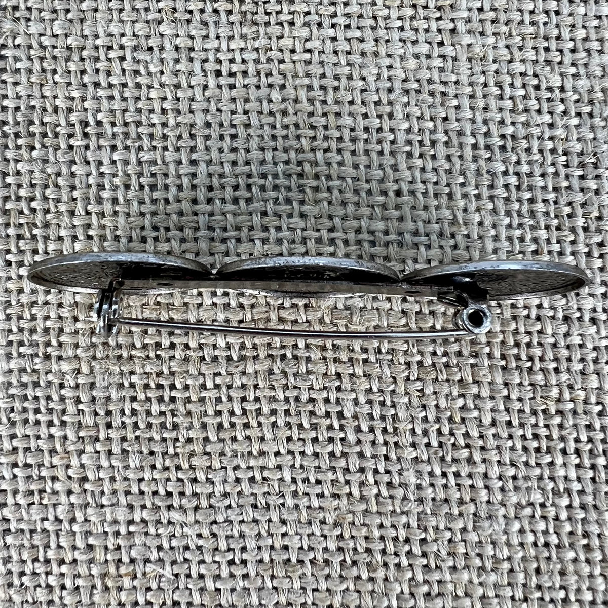 Anstecknadel mit drei kleinen geprägten Talern in Altsilber