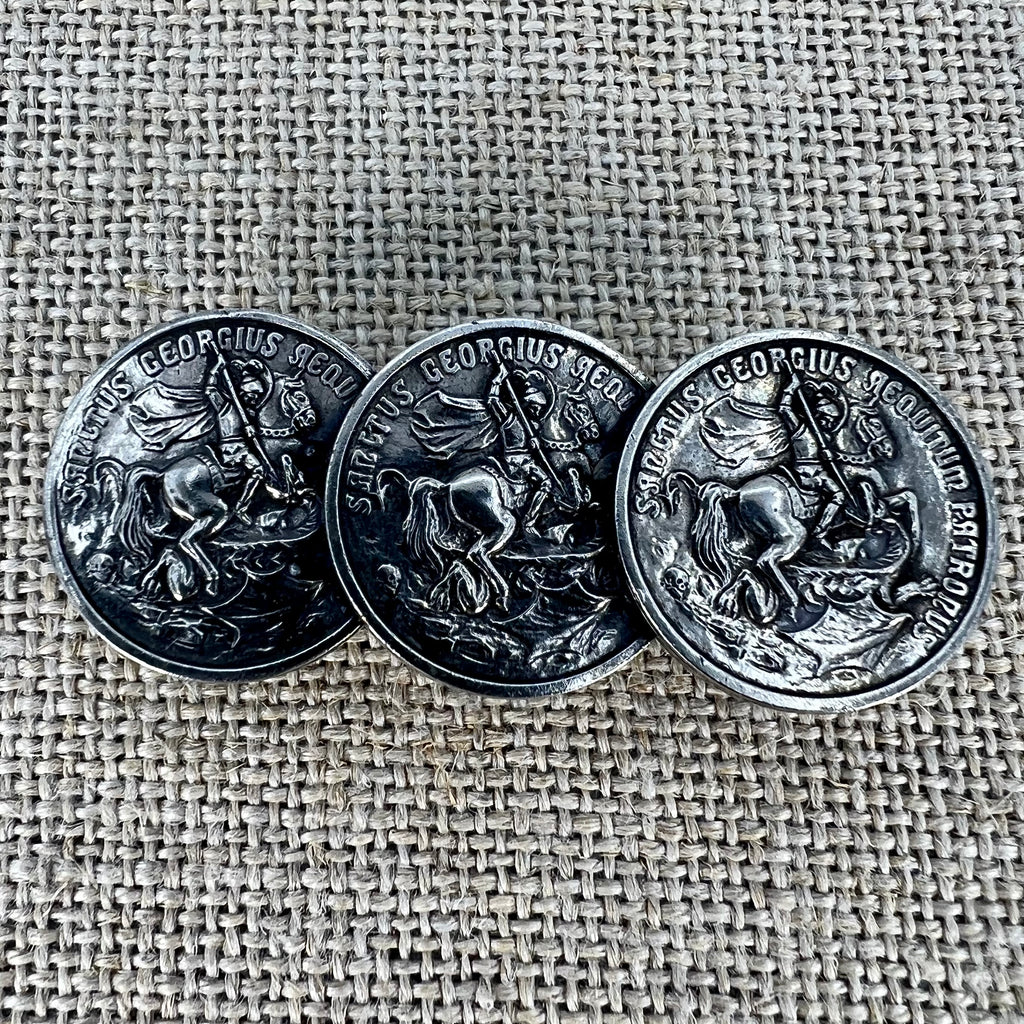 Anstecknadel mit drei Talern „St. Georg“ in Altsilber