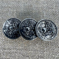 Anstecknadel mit drei Talern „St. Georg“ in Altsilber