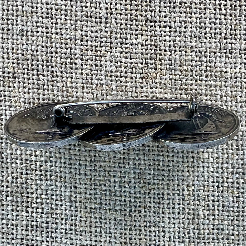 Anstecknadel mit drei Talern „St. Georg“ in Altsilber