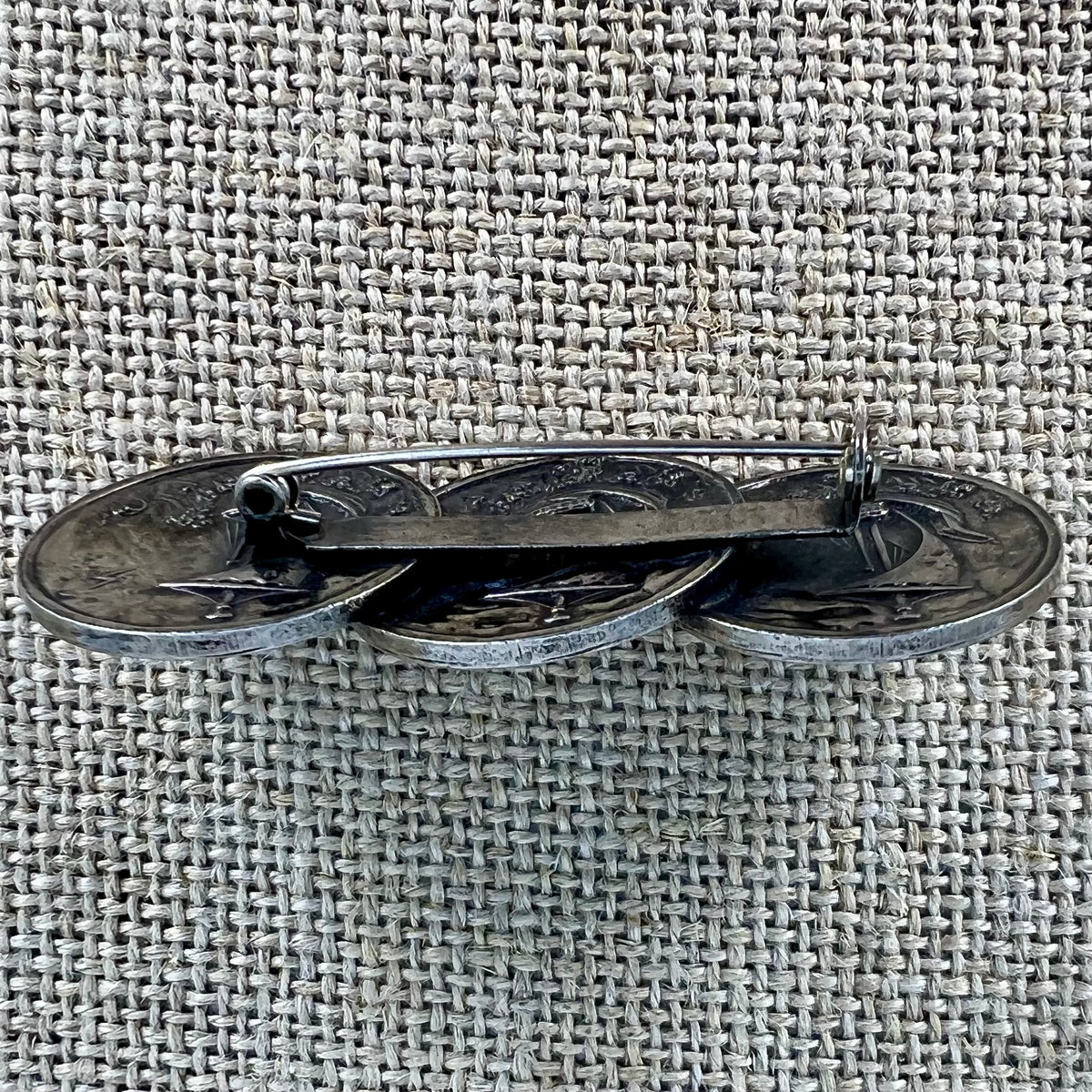 Anstecknadel mit drei Talern „St. Georg“ in Altsilber