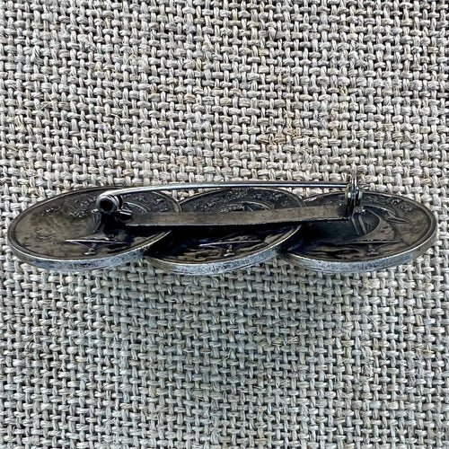 Anstecknadel mit drei Talern „St. Georg“ in Altsilber