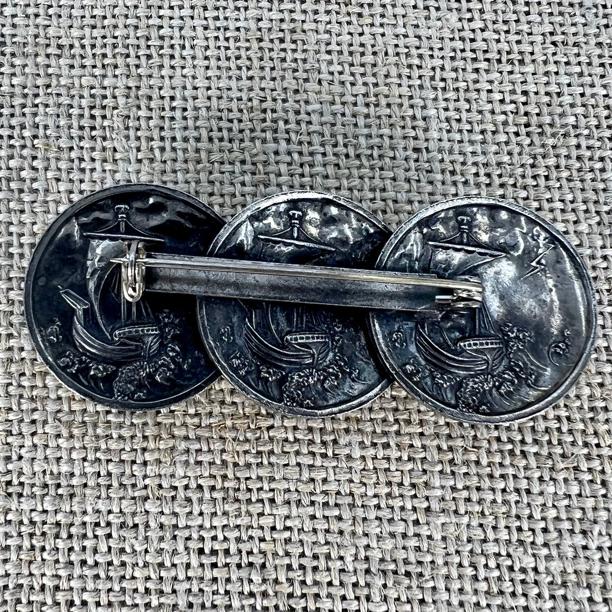 Anstecknadel mit drei Talern „St. Georg“ in Altsilber