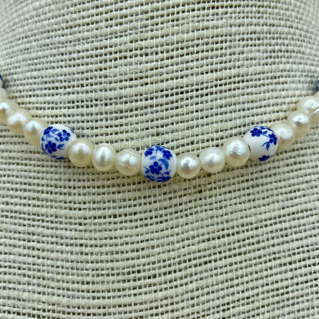 Süßwasser-Perlenkette mit Keramikperlen mit blauem Blumenmuster