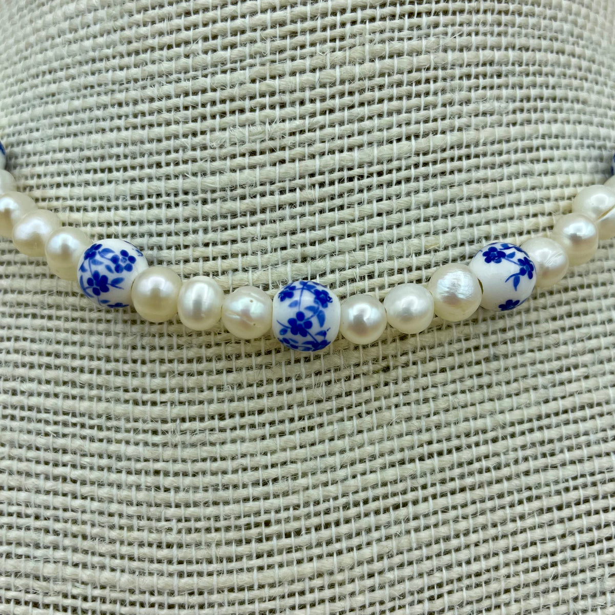 Süßwasser-Perlenkette mit Keramikperlen mit blauem Blumenmuster