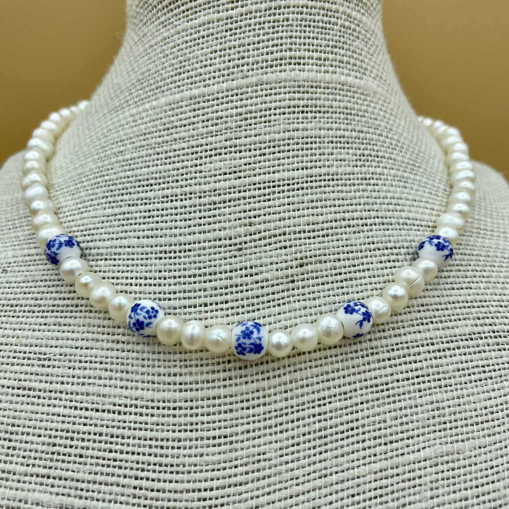 Süßwasser-Perlenkette mit Keramikperlen mit blauem Blumenmuster
