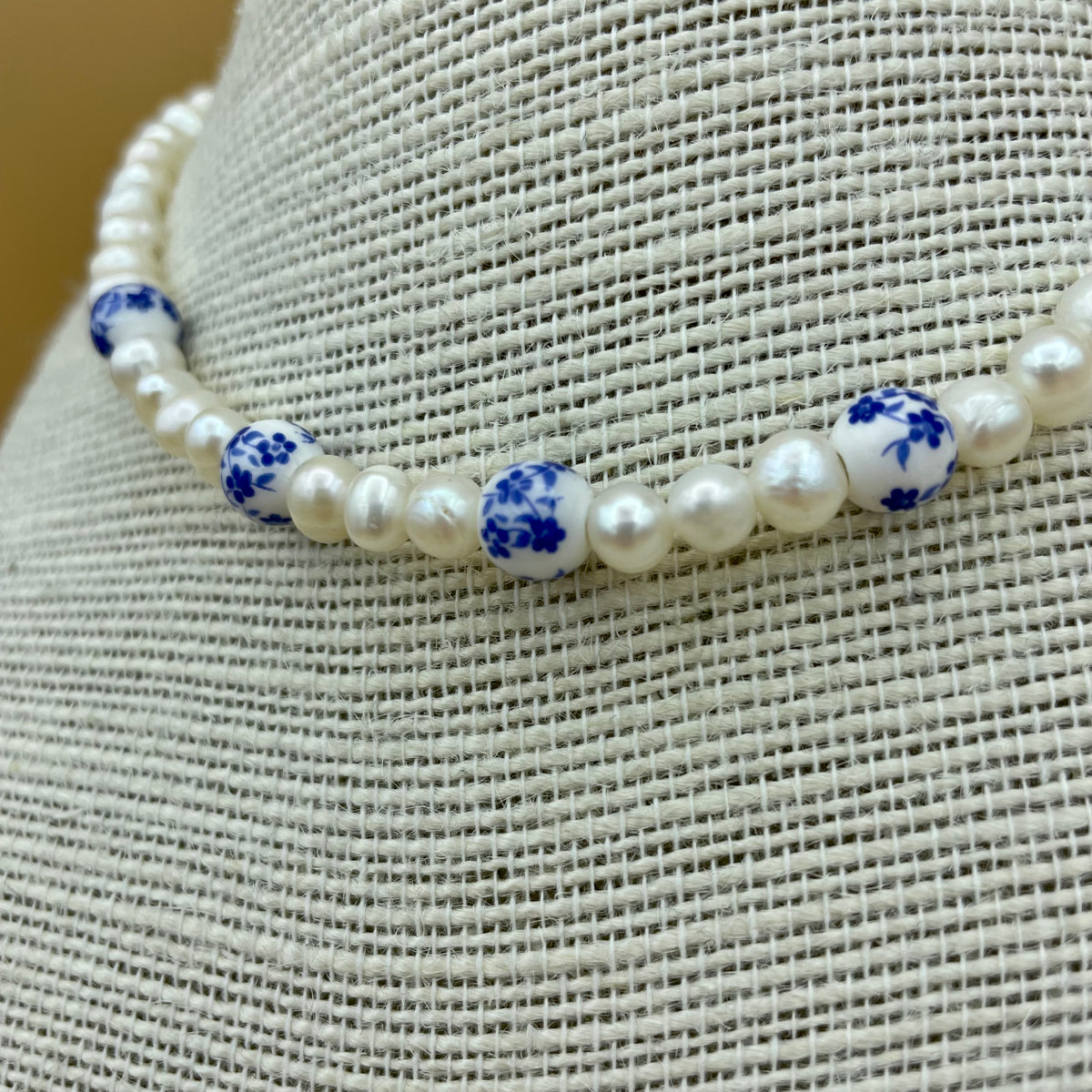 Süßwasser-Perlenkette mit Keramikperlen mit blauem Blumenmuster