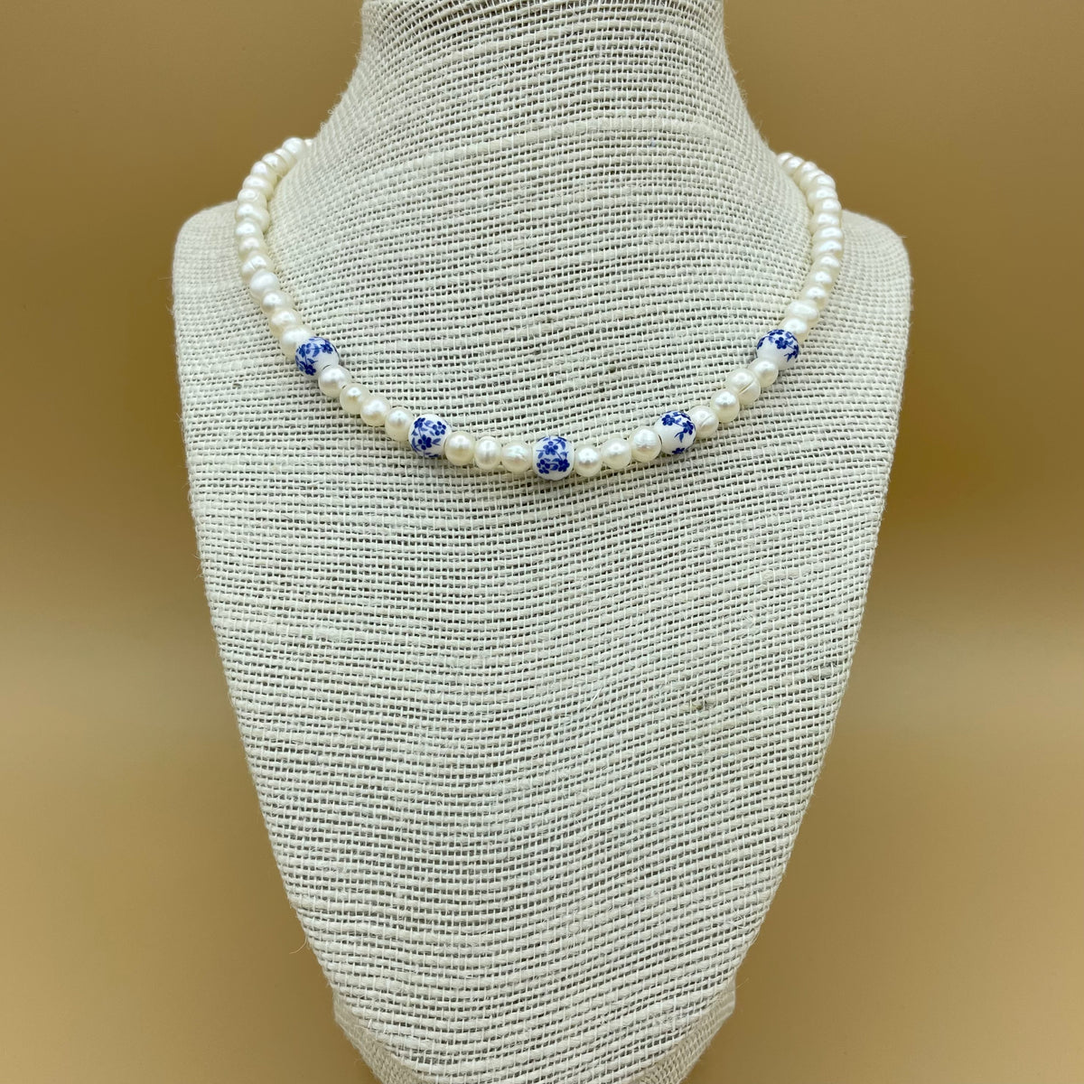 Süßwasser-Perlenkette mit Keramikperlen mit blauem Blumenmuster