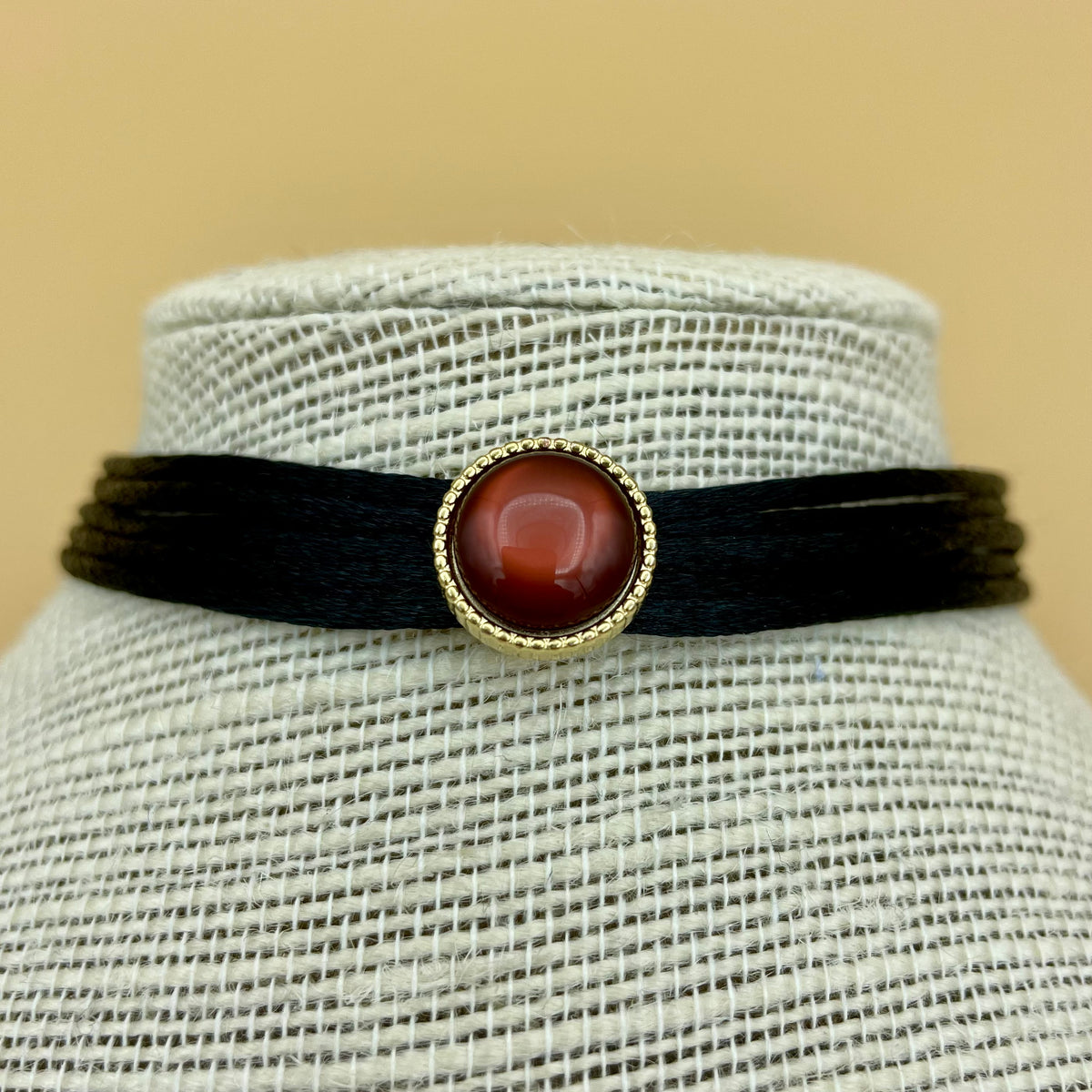 schwarzes Kropfband mit goldfarbenem Schieber