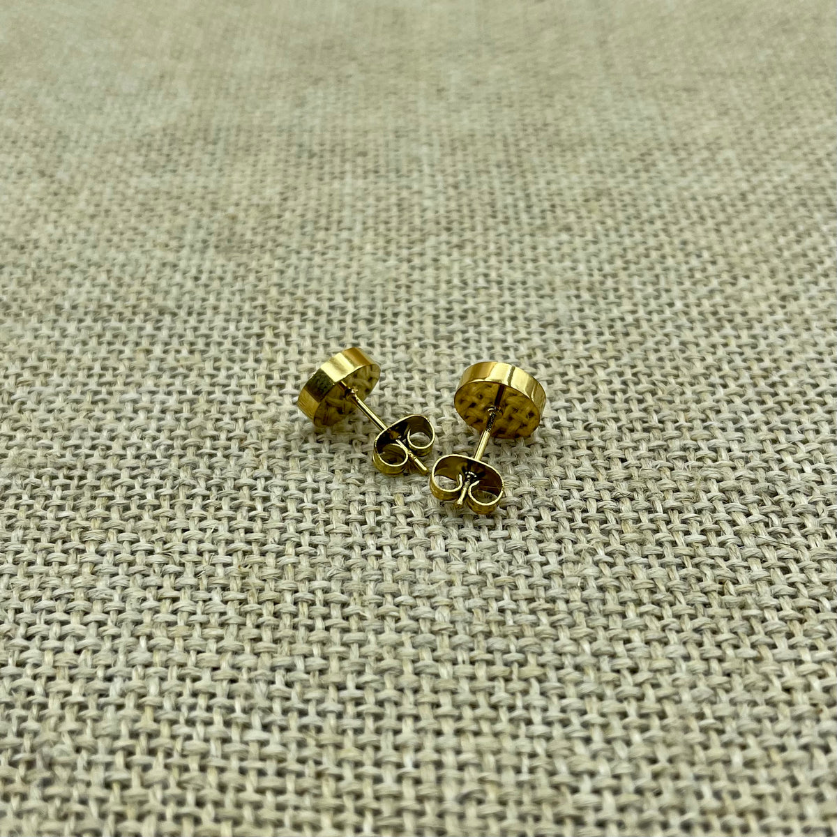 Goldfarbene Ohrringe mit farbiger Einlage
