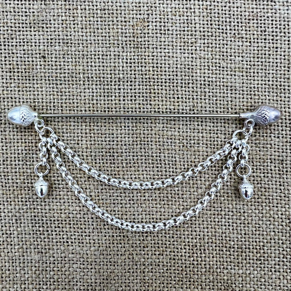 Lange versilberte Tuchnadel mit Kette und Eicheln