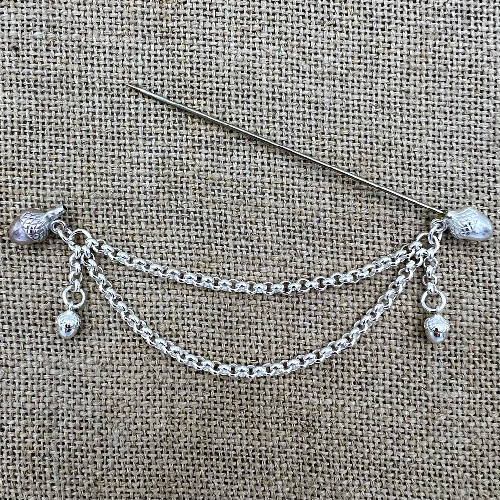 Lange versilberte Tuchnadel mit Kette und Eicheln