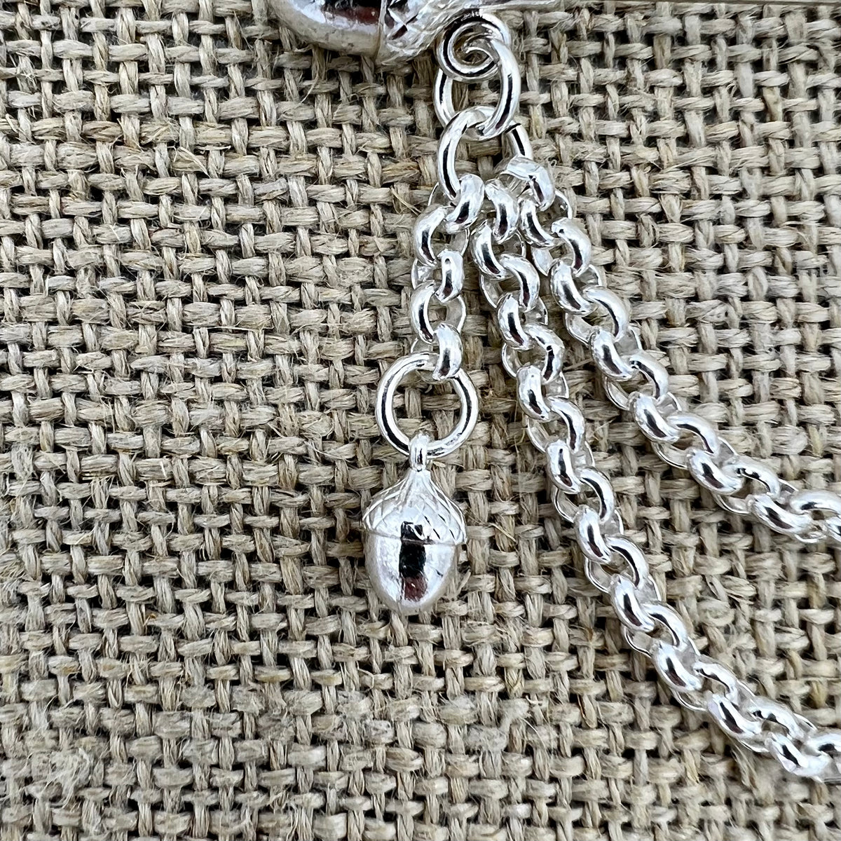 Lange versilberte Tuchnadel mit Kette und Eicheln