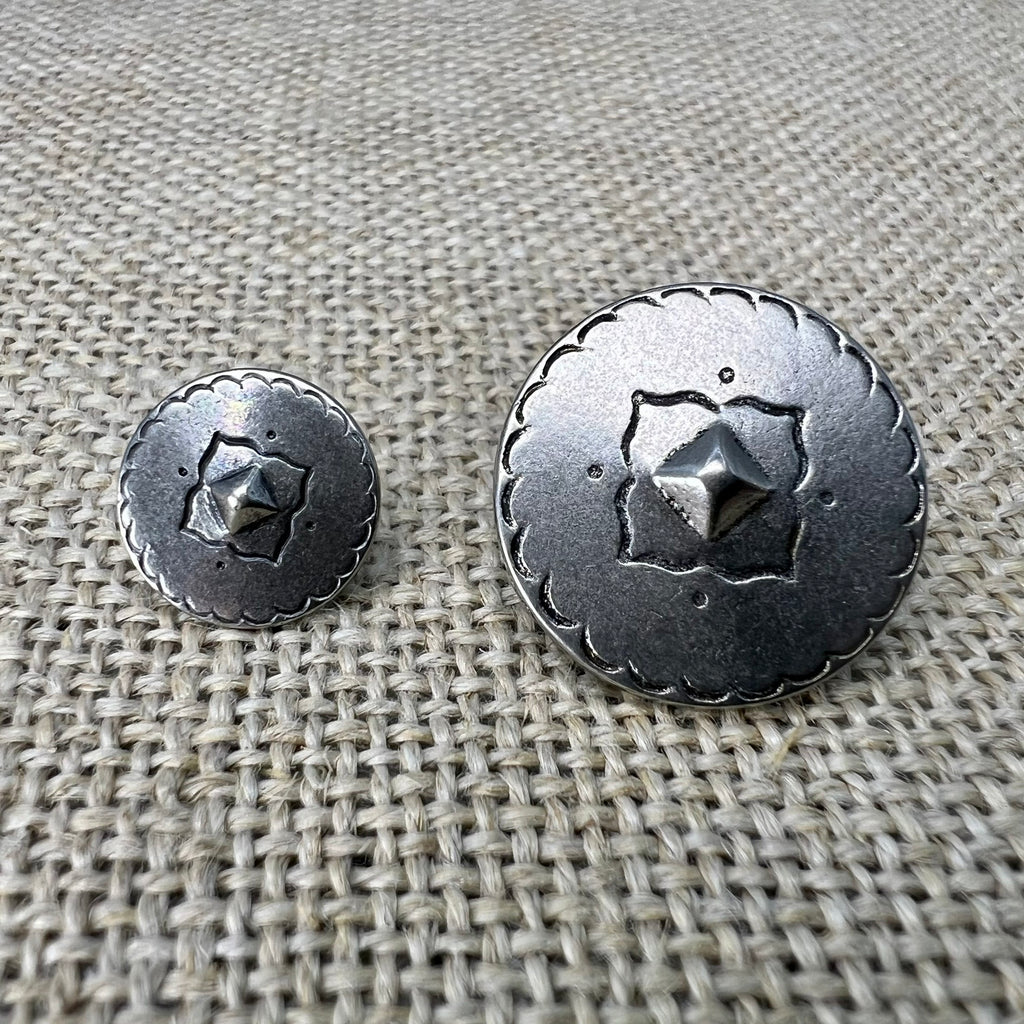 Talerknopf mit Pyramide in Altsilber