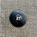 Talerknopf mit Pyramide in Altsilber