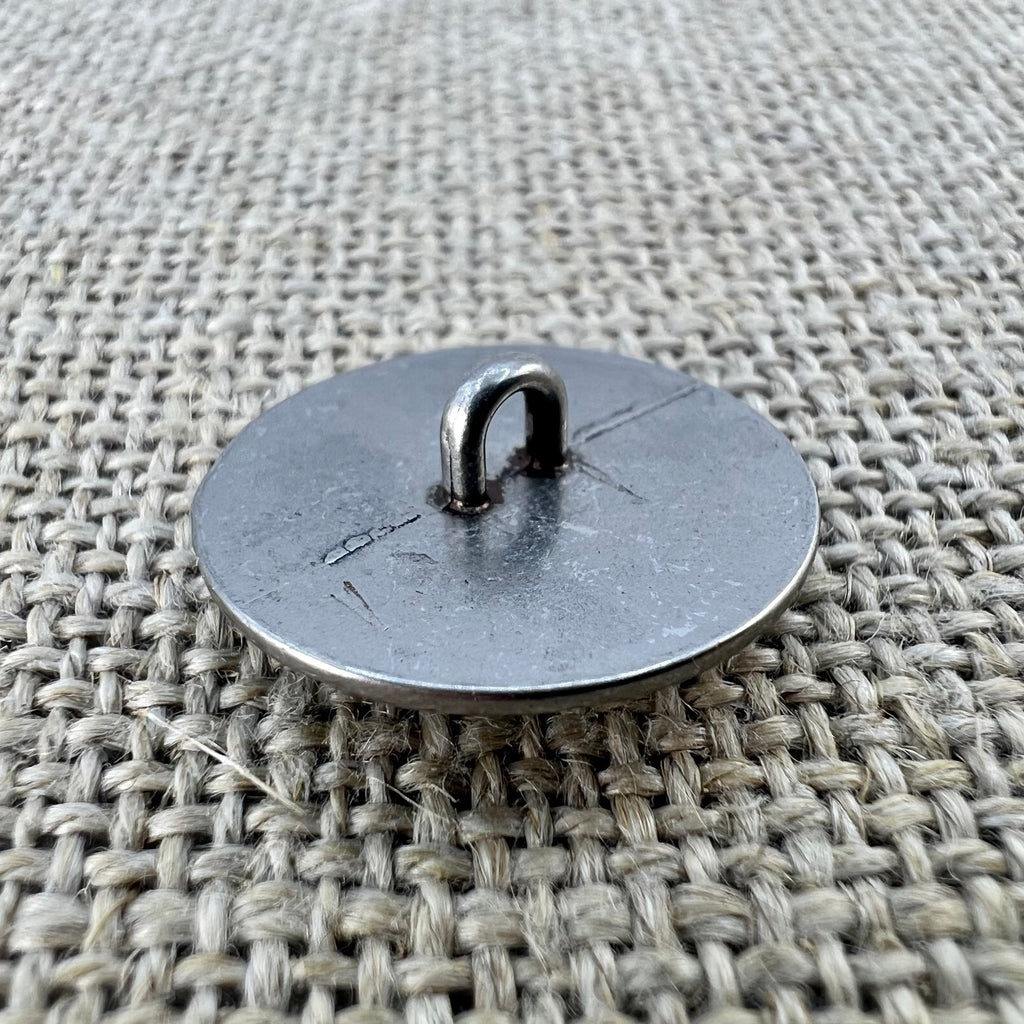Talerknopf mit Pyramide in Altsilber