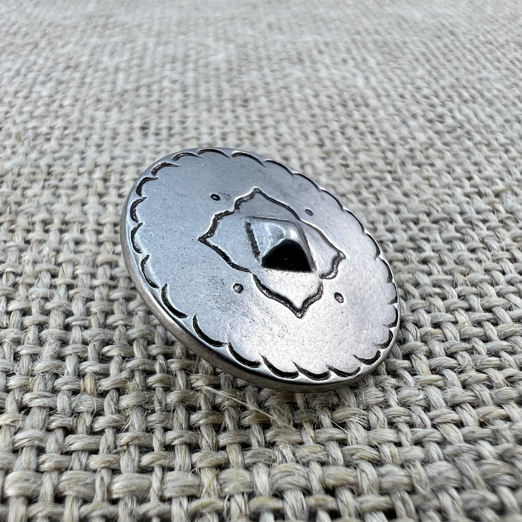 Talerknopf mit Pyramide in Altsilber